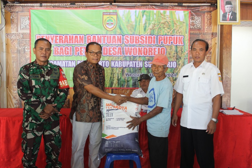 DESA WONOREJO MEMBAGIKAN 14.250 KG PUPUK BAGI PETANI